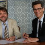 Zusammen mit Stadtschreiber Christian Schneider unterzeichnet Peter Neukomm am 29.06.2017 im Stadtratssaal die Charta des Bundes für Lohngleichheit von Mann und Frau